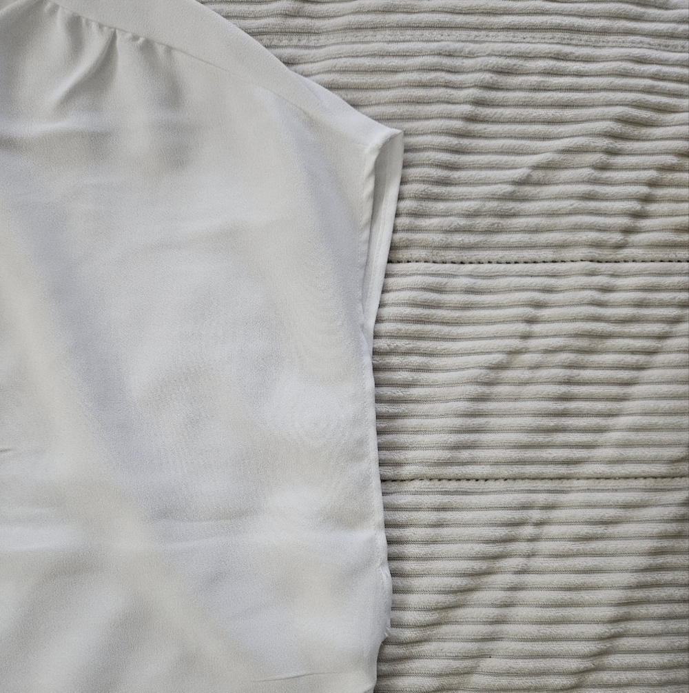 Banana Republic White V-Neck Blouse Size L - Picture 4 of 8
